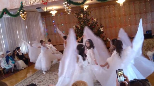 Танцевальная композиция "Вальс снежных бабочек". Прогимназия г.Нальчика. Выступление 3 класса. смотреть онлайн
