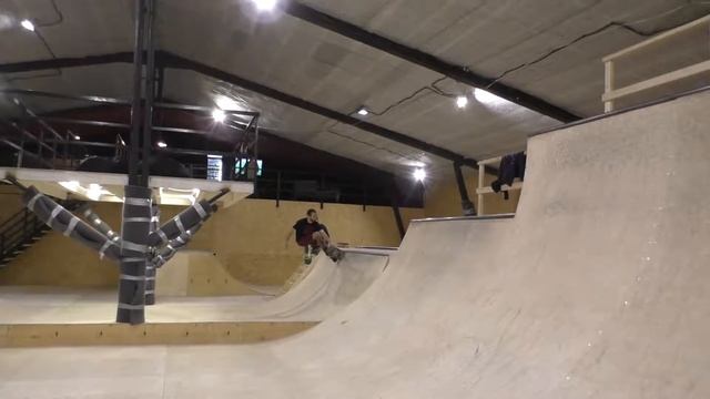 Тренировка - стойка на руках в рампе / Training - handplant in ramp смотреть онлайн