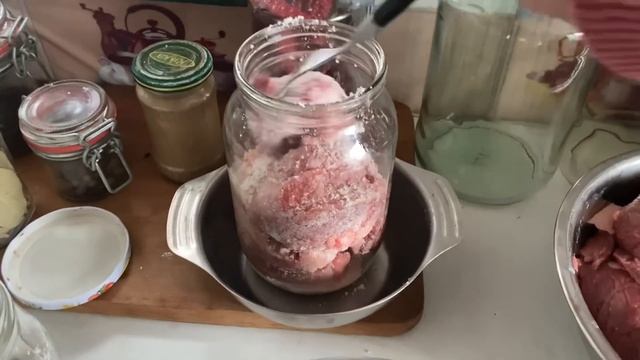 Як засолити м’ясо для тривалого зберігання // СОЛОНИНА В БАНКАХ . смотреть онлайн