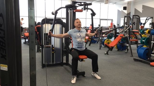 Сведения рук в тренажере бабочка для тренировки грудных мышц. Правильная техника упражнения в видео смотреть онлайн