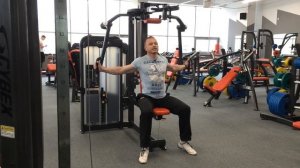 Сведения рук в тренажере бабочка для тренировки грудных мышц. Правильная техника упражнения в видео