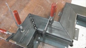 Делаем ломаный косоур. Лестница на ломаном косоуре. Каркас для лестницы.