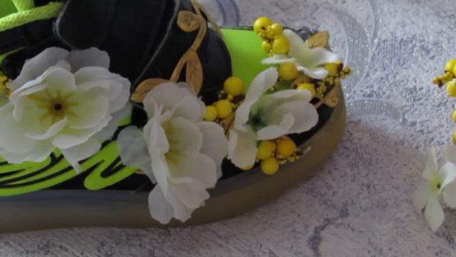 DIY как украсить кроссовки стразами и цветами смотреть онлайн