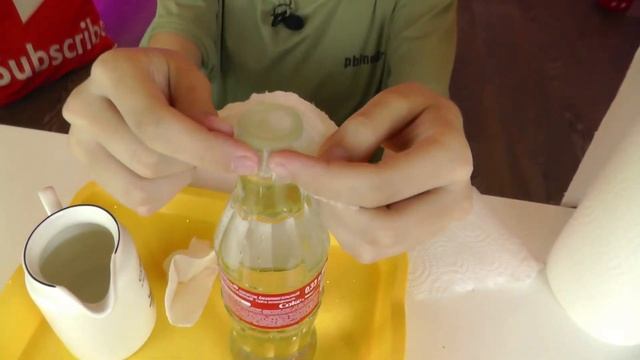 Почему не выливается вода? Проверили лайфхак с бутылкой и салфеткой. смотреть онлайн