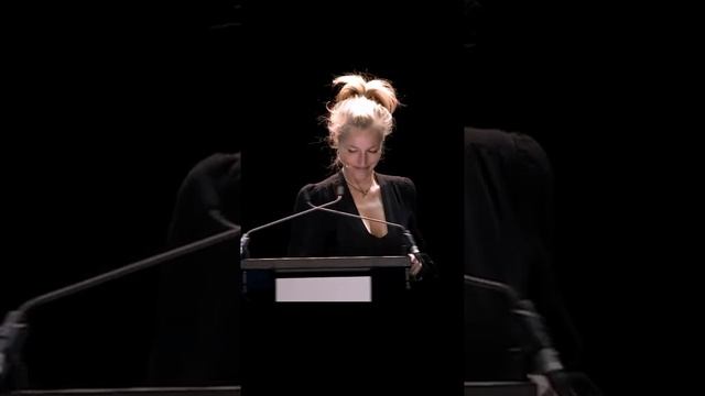 Gillian Anderson? “Follow your dreams not your boyfriends” смотреть онлайн