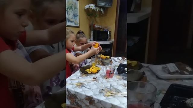 Опыты. Выжимаем апельсин смотреть онлайн