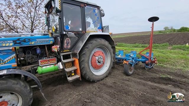 Мтз 82.1 Тюнинг трудится с сеялкой СПЧ-6 на посев огородов! смотреть онлайн