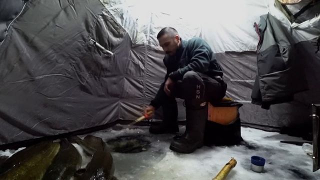 ЛУНКА ОДНА, РЫБЫ МНОГО! Зачёт по первому льду. смотреть онлайн