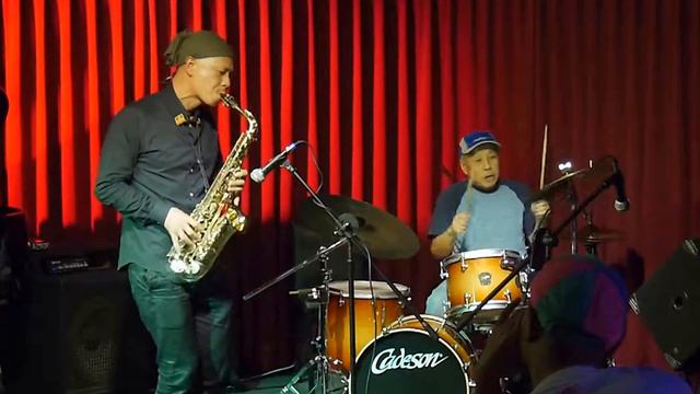 Sabu Toyozumi 豊住芳三郎 & Tieqiao Li 李铁桥 - percussion & saxophone duo (2) смотреть онлайн