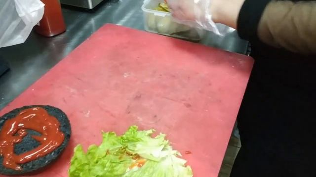 Бургер с яйцом и говяжьем бифштексом.. Мясной бутик Калимера... смотреть онлайн