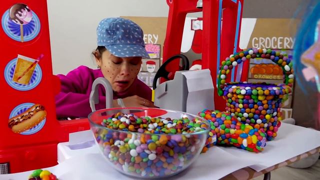 Настя и мама играет в продавца сладких подарков для детей Sweet surprise смотреть онлайн