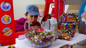 Настя и мама играет в продавца сладких подарков для детей  Sweet surprise