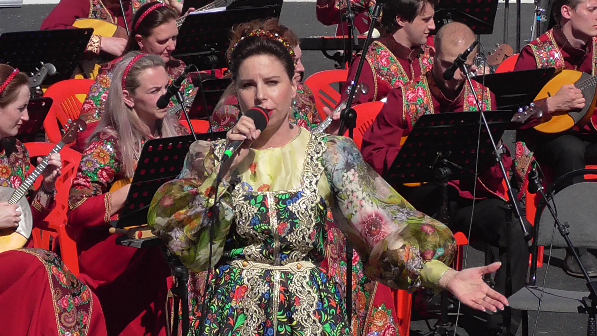 Певица поёт песню: Ехал на ярмарку ухарь-купец смотреть онлайн