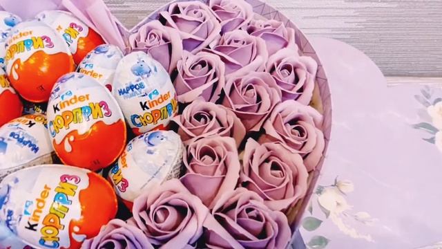 Букет из шоколада для любимой из 17 киндер яиц, 2 упаковок Ferrero Roсher, 3 упаковок Raffaello смотреть онлайн