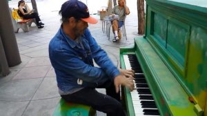 Бездомный сыграл на пианино Bohemian Rhapsody на улице Денвера