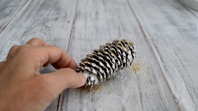 Новогодний декор своими руками." ЁЛОЧКИ -МАЛЫШКИ" из шишек. Поделка в детский сад. смотреть онлайн