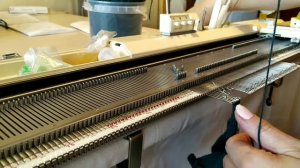 Вяжу мужской свитер на вязальной машине./ I knit a men's sweater on a knitting machine.