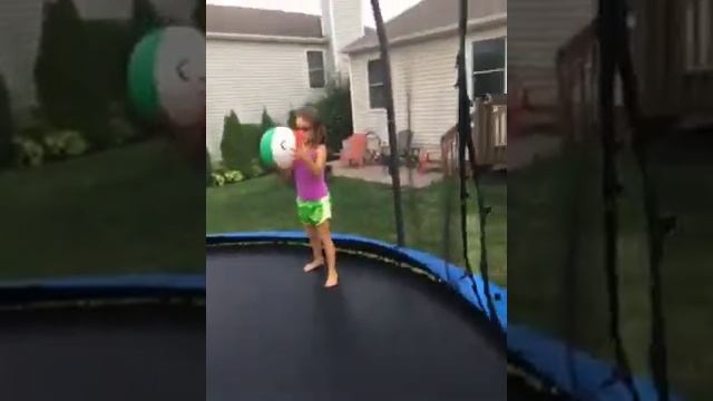 Trampoline Beach Ball Game смотреть онлайн