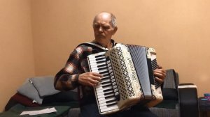 Марусенька на аккордеоне