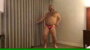 Шок!!!мужик танцует под музыку в трусах