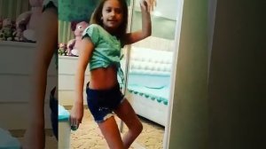 10 летняя девочка танцует танец живота