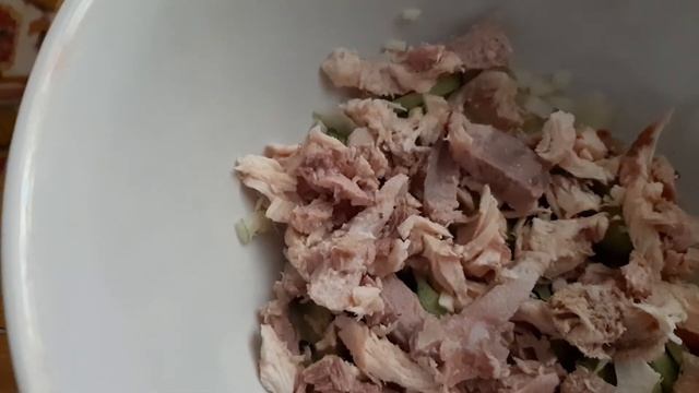 Летний салат из отварной курицы. смотреть онлайн