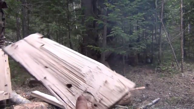 Таежник Федорович - в ТАЙГЕ около ШАЛАША - Вырубает дощечки на ЛАВКУ. Рыбалка Тайга Красная скала смотреть онлайн