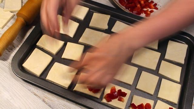 Закусочные квадратики из слоеного теста. Мини пиццы на слоеном тесте на скорую руку. смотреть онлайн