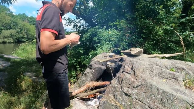 Лесная река. Будем строить дом . Рыбалка с ночевкой в поисках новых мест смотреть онлайн