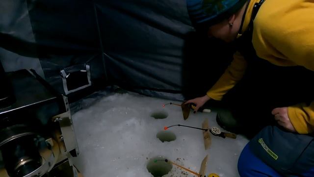 Рыбалка в первый день НОВОГО ГОДА / Открытие сезона 2023 / Зимняя рыбалка в палатке смотреть онлайн