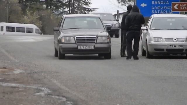 mercedes w124 e220 automatic(stock) vs jetta (2002) 1.8t with 180 hp (manual).MOV смотреть онлайн