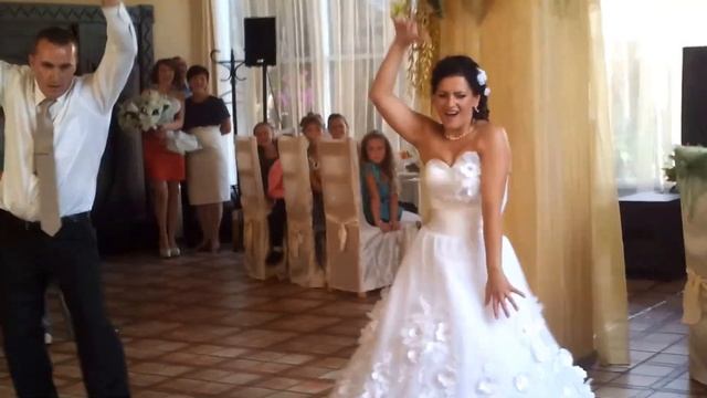 прикольный свадебный танец от молодоженов))) смотреть онлайн