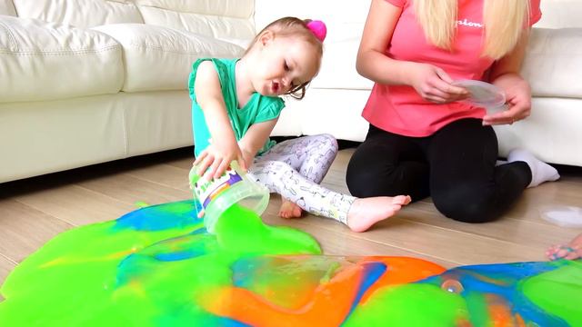 Making GIANT SLIME - Kids Gaby And Alex Playing With Slime And Mom
