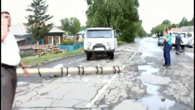 13 08 2014 РЭС пытается сдвинуть с дороги упавший столб смотреть онлайн