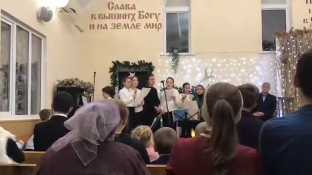 В ночном саду.... красивое Рождественская пение смотреть онлайн