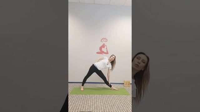 Уттхита Триконасана. Как выполнять. Польза. смотреть онлайн