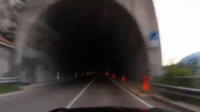 2011 MERCEDES SLK - TUNNELS OF RIVA DEL GARDA - ITALY смотреть онлайн