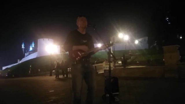 Ю. Антонов " Не умирай любовь " - Кавер под Травел гитару на Баумана. (Исполнитель Равиль Акаев) смотреть онлайн