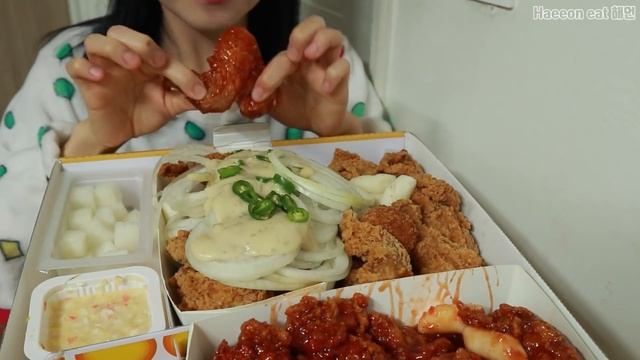 sub)먹방 브이로그]빵 해장?콘치즈 불닭볶음면, 신전 떡볶이, 네네치킨 청양 마요 양념치킨, 두끼떡볶이, 지코바치킨, 뚜레쥬르 여러가지 빵 vlog mukbang смотреть онлайн