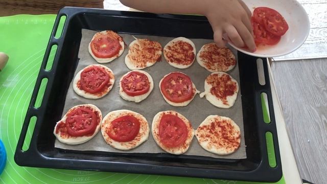 Пицца домашняя в духовке. Очень вкусная пицца с колбасой, простой рецепт домашней пиццы.Секрет пицц смотреть онлайн