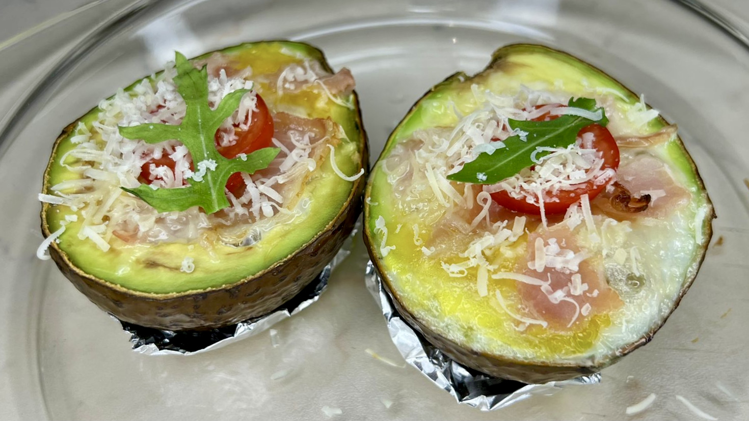 Запечённый авокадо ? с беконом и перепелиным яйцом . смотреть онлайн