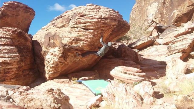 First Ascent?, The Con Artist V5 - Gateway Canyon, Red Rocks #redrocks #bouldering смотреть онлайн