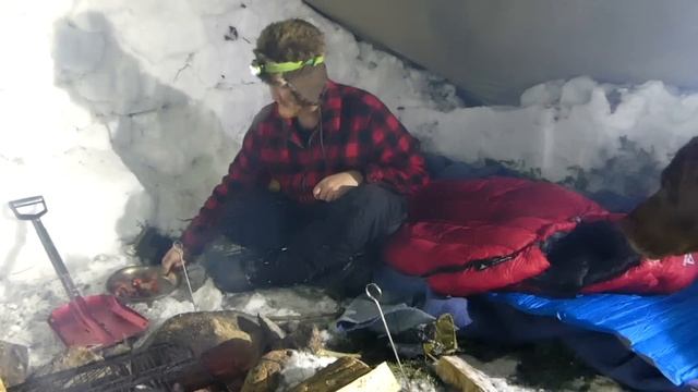 SOLO Bushcraft WINTER Camping | Build WARM SNOW SHELTER FIRE-PIT Inside | Blizzard & Cowboy Coffee смотреть онлайн