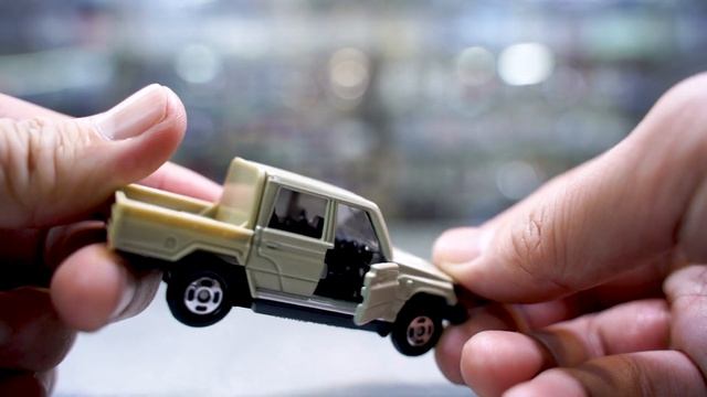 [TOMICA] Toyota Land Cruiser 70 Dealer Exclusive トミカ смотреть онлайн