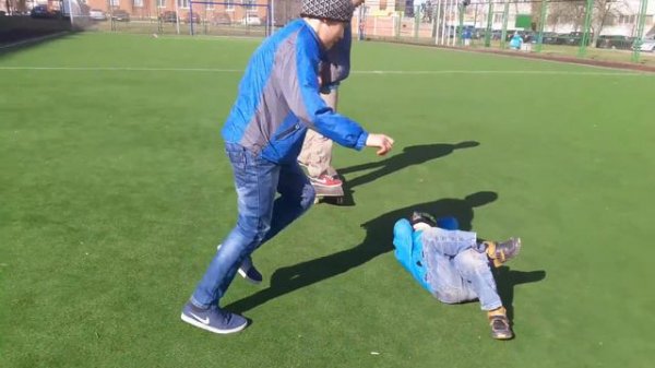 Издеваются над ребёнком.