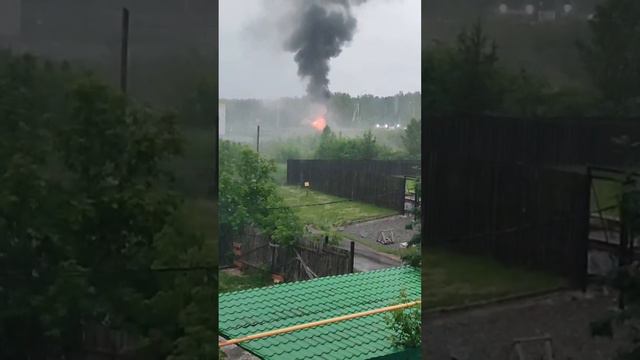 Стихия. От удара молнии загорелась остановка. Екатеринбург 23.06.2024г.