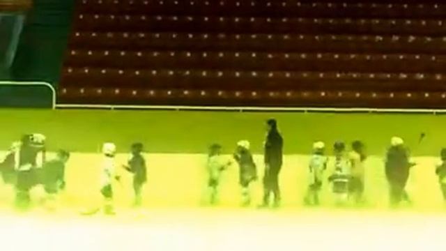 Хоккей дети - конец тренировки смотреть онлайн