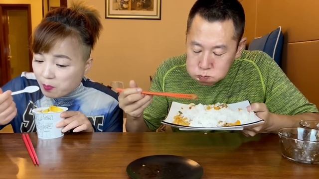 他是什么时候都忘不了吃#eating show#eating challenge#husband and wife eating food#eating#mukbang #asmr eating смотреть онлайн