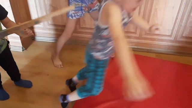 В Н Крючков воинская подготовка с внуками. Они уже мужчины, только маленькие . смотреть онлайн