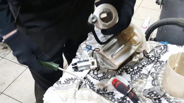 Замена топливного фильтра на Toyota Prius W 30 смотреть онлайн